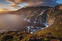 Hautes falaises du littoral irlandais — Photo de stock