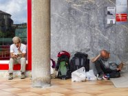 Dois peregrinos descansando junto ao muro — Fotografia de Stock
