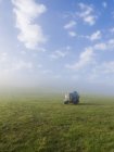 Máquina agrícola em um campo — Fotografia de Stock
