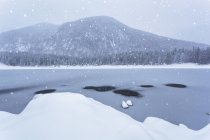 Lago Fusine no tempo de inverno — Fotografia de Stock