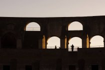 Arcos de las paredes del Coliseo - foto de stock