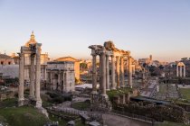 Forums romains avec ruines de bâtiments anciens — Photo de stock
