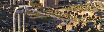 Fóruns romanos com ruínas de edifícios antigos — Fotografia de Stock