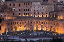 Ruínas do Fórum de Trajano à noite — Fotografia de Stock