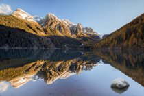 Anterselva lake in autumn morning — Stock Photo
