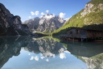 Hut on clear water lake — Stock Photo