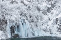 Río congelado y cascadas - foto de stock