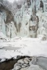 Río congelado y cascadas - foto de stock