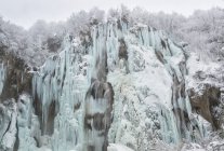 Zugefrorener Berghang mit Schnee bedeckt — Stockfoto