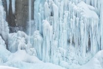 Замерзлий гірський схил, вкритий снігом — стокове фото