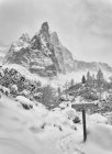 Montañas de Dolomitas durante el invierno - foto de stock