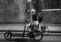 Ámsterdam, Países Bajos - 18 de junio de 2016: personas que viajan en bicicleta durante el día - foto de stock