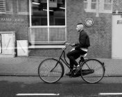 Amsterdam, Pays-Bas - 18 juin 2016 : vue de côté de l'homme qui roule à vélo — Photo de stock