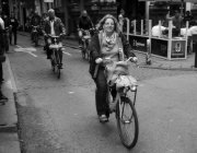 Амстердам, Нидерланды - 18 июня 2016 года: Люди на велосипедах на улице Амстердам — стоковое фото