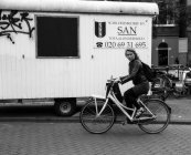Ámsterdam, Países Bajos - 18 de junio de 2016: Vista lateral del hombre en bicicleta en Ámsterdam - foto de stock