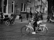 Amsterdão, Holanda - 18 de junho de 2016: pessoas correndo de bicicleta em Amsterdã — Fotografia de Stock