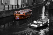 Amsterdam, Holanda - 18 de junio de 2016: Barcos cruzando en el canal, Amsterdam, Holanda - foto de stock