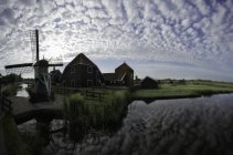 З видом на перегляд сільських сусідства місті Zaandam, біля Zaandijk в Нідерландах. — стокове фото