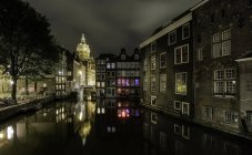 De Wallen, найбільший та історичних червоне світло району в Амстердамі — стокове фото