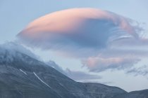 Nubes lenticulares sobre Monte Vettore - foto de stock