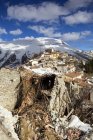 Castelluccio di Norcia, a antiga aldeia destruída pelo terremoto de 2016 com a montina Vettore em segundo plano — Fotografia de Stock