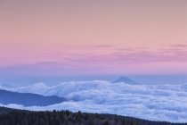 Increíble amanecer en la montaña del Etna - foto de stock