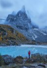 Admiring the magic light blue of Sorapis glacial Lake in autumn — Stock Photo