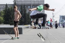 Novosibirsk, Rusia - 28 de julio de 2016: niños pequeños patinando en la plaza central de Novosibirsk - foto de stock