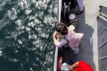Новосибирск, Россия - 28 июля 2016 года: женщина смотрит на воду, пока паром везет ее на остров Ольхон, Иркутск, Южная Сибирь, Россия — стоковое фото