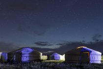Туристические палатки ночью — стоковое фото