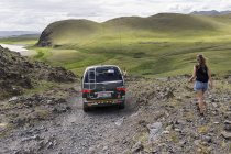 Туристический автомобиль в туре по центральной Монголии — стоковое фото