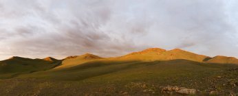 Sunrise in the mongolian steppe — Stock Photo