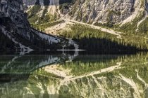 Claro lago montañoso - foto de stock