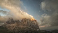 Alba sul Monte Sassolungo — Foto stock