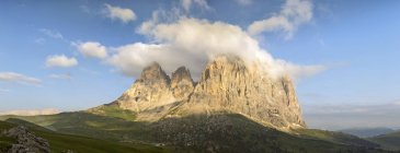 Alba sul Monte Sassolungo — Foto stock
