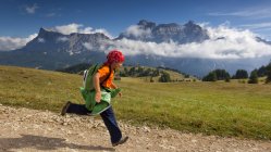 Ragazza escursionista correre sul sentiero — Foto stock