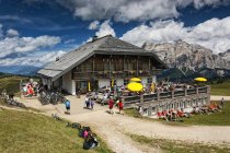 Touristen entspannen in der Pralongi-Hütte — Stockfoto