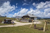 Touristen genießen Erholung in der Pralongi-Hütte — Stockfoto