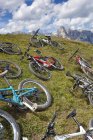 Гірські велосипеди на альпійських траві — стокове фото