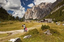 Touristen auf dem Weg zur Scotoni-Hütte — Stockfoto