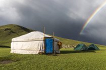 Веселки над типовими монгольськими наметами — стокове фото