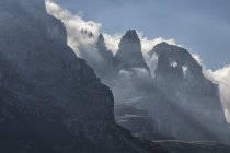 Dolomitas Brenta retroiluminadas por el sol de la mañana - foto de stock