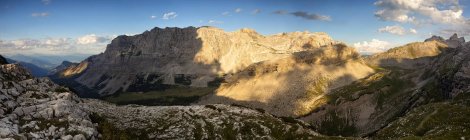 Salida del sol en Dolomitas de Brenta - foto de stock