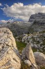 Picos rocosos de Dolomitas de Brenta - foto de stock