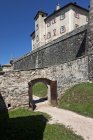 Vista de la entrada al castillo de Thun en Val di Non, Italia - foto de stock