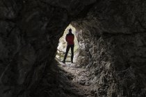 Turista em pé na caverna no Orrido de Slizza, uma bela trilha de água do córrego Slizza, Itália — Fotografia de Stock