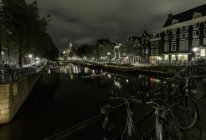 Vue sur les maisons du canal d'Amsterdam, Hollande — Photo de stock