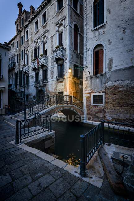 Bridge over channel and old buildings — Stock Photo