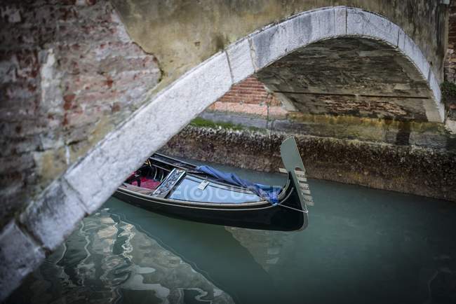 Gondola sailing on waters of Venetian channel — Stock Photo