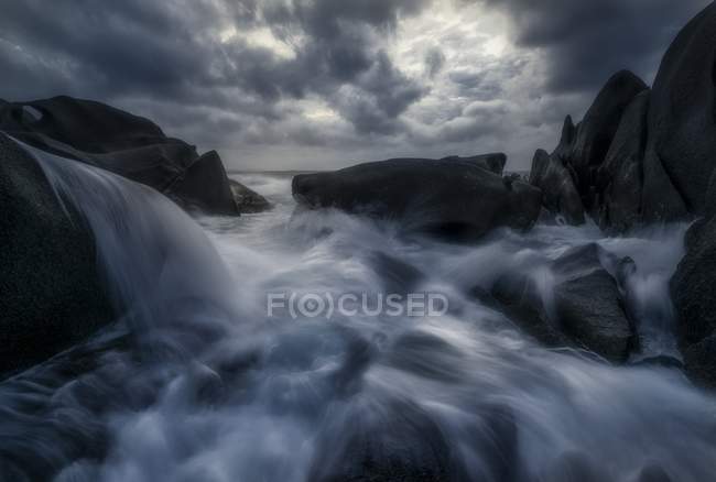 Paysage avec vagues d'eau et rochers — Photo de stock